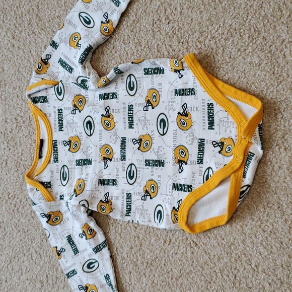 Bundle - 4 Green Bay Packer onesies, size 12 months - Picture 8 of 9